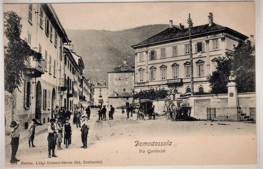Cartolina antica Domodossola via Garibaldi