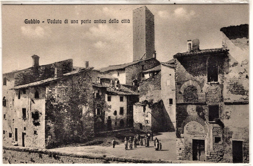 Cartolina antica Gubbio veduta di una porta antica