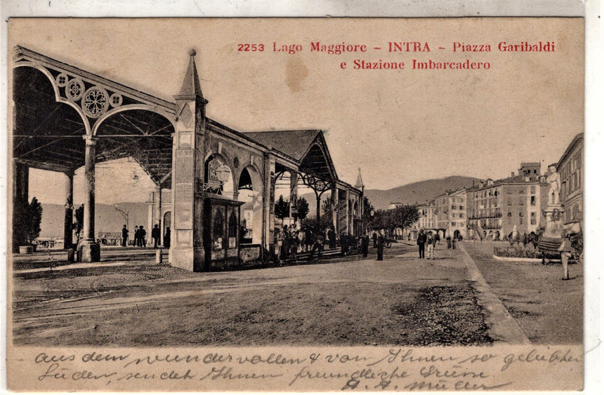 Cartolina antica Lago Maggiore Intra piazza Garibaldi e stazione imbarcadero