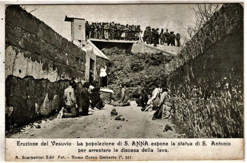 Cartolina antica Napoli eruzione del Vesuvio la popolazione di S.Anna