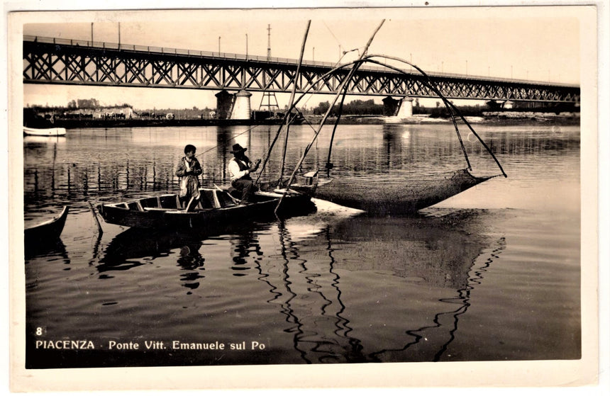 Cartolina antica Piacenza pescatori al ponte V.Emanuele sul Po'