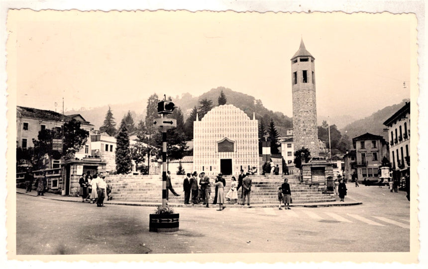 Cartolina antica Recoaro Terme fotografia gente in piazza