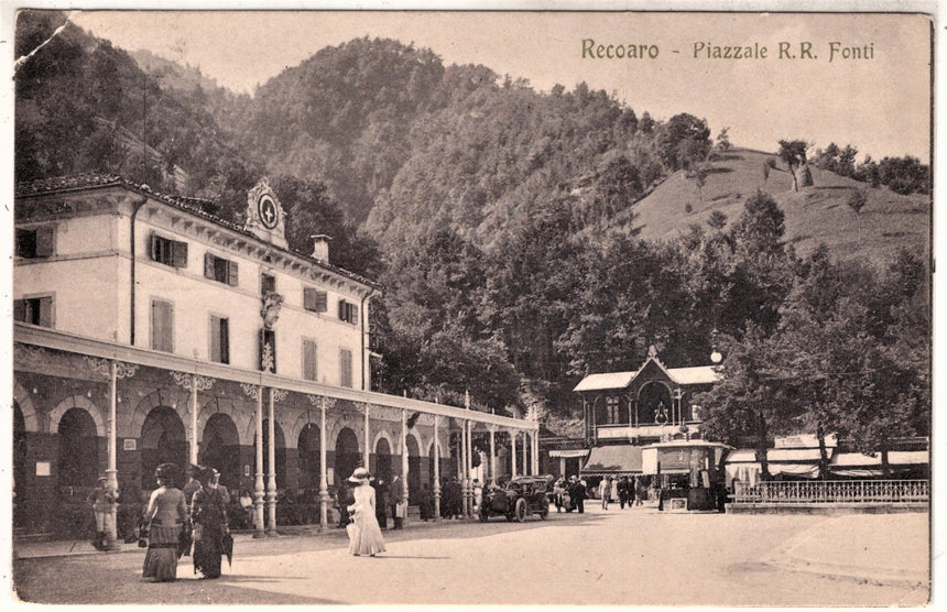 Cartolina antica Recoaro piazza reggia fonte