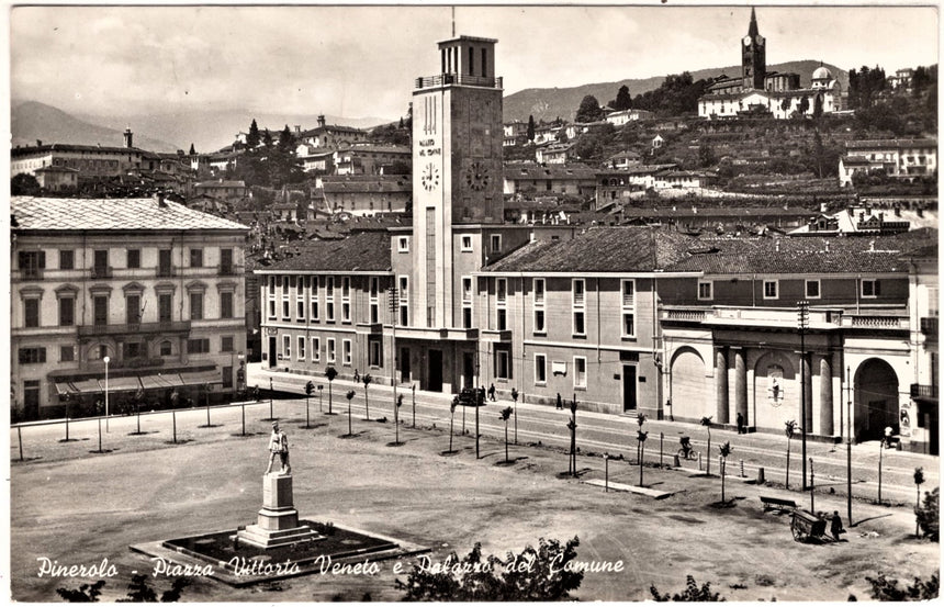Cartolina antica Pinerolo piazza Vittorio Veneto e palazzo del Comune