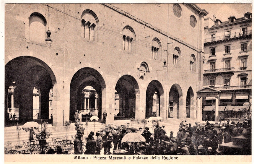 Cartolina antica Milano piazza Mercanti e palazzo della regione