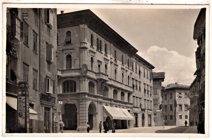 Cartolina antica Trento palazzo e neg. Manufatture mercerie Felice Ranzi