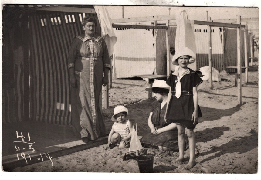 Cartolina antica Grado foto di bagnanti