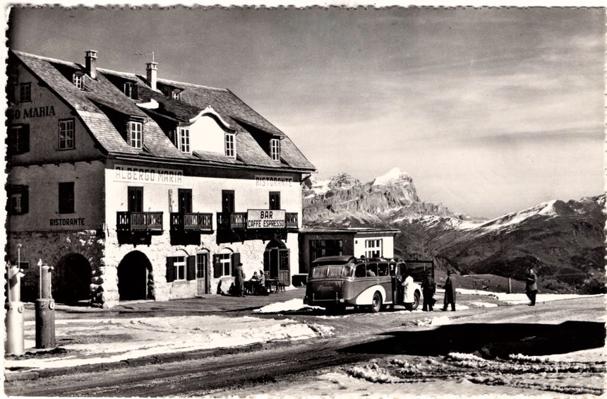 Sudtirol Alto Adige Dolomiti passo Pordoi albergo Maria con corriera