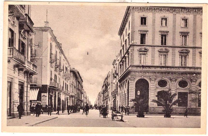 Cartolina Bari via Calefati Banca d America | Collezionissimo