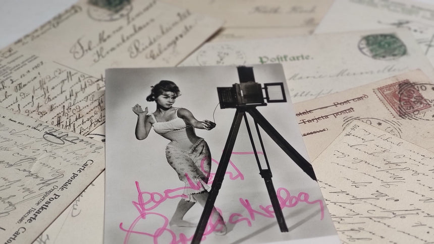 Cartolina da collezione. Firma e autografo di Gina Lollobrigida in posa