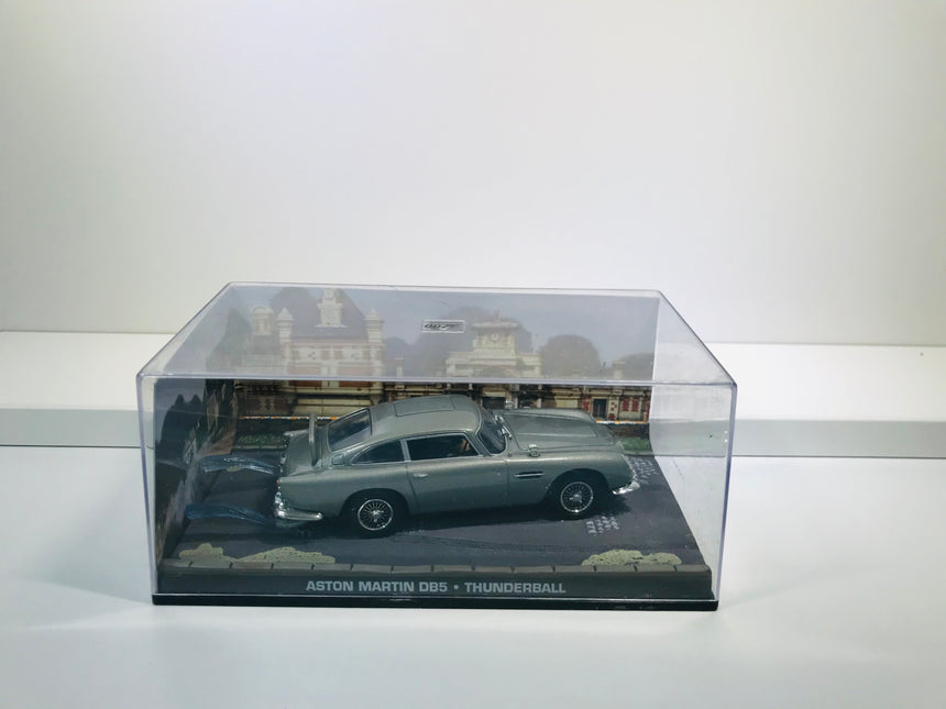 Aston Martin DV5 Thunderball 007 Diorama 1:43