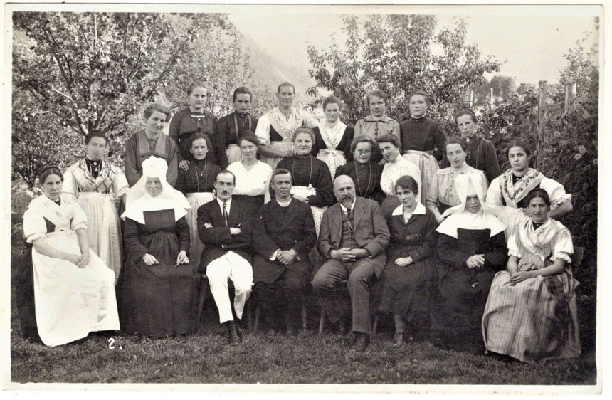 Cartolina antica Sudtirol gruppo di persone di Bressanone foto Largaiolli