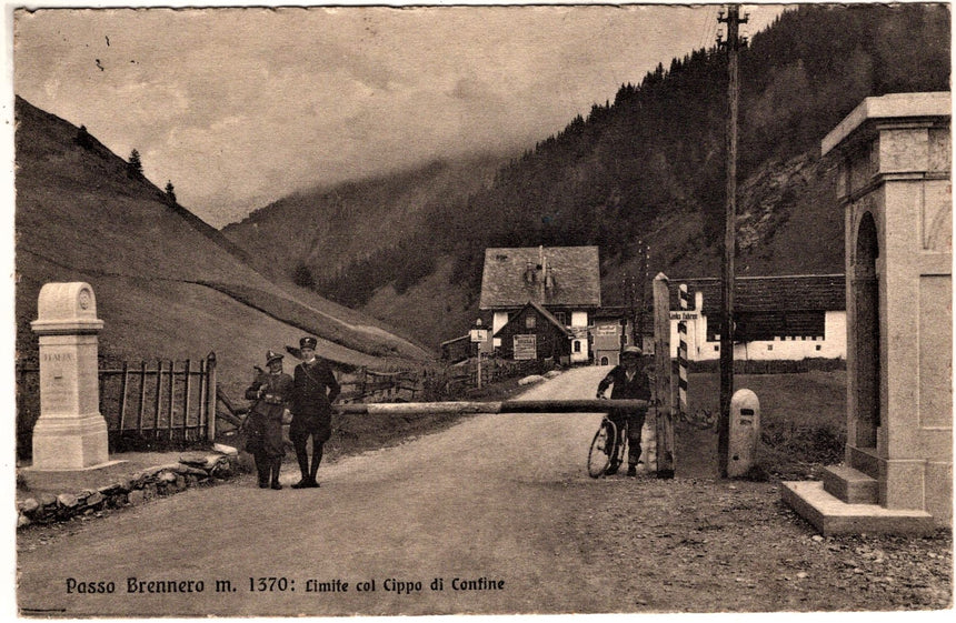 Cartolina antica Sudtirol Passo del Brennero con cippo del confine