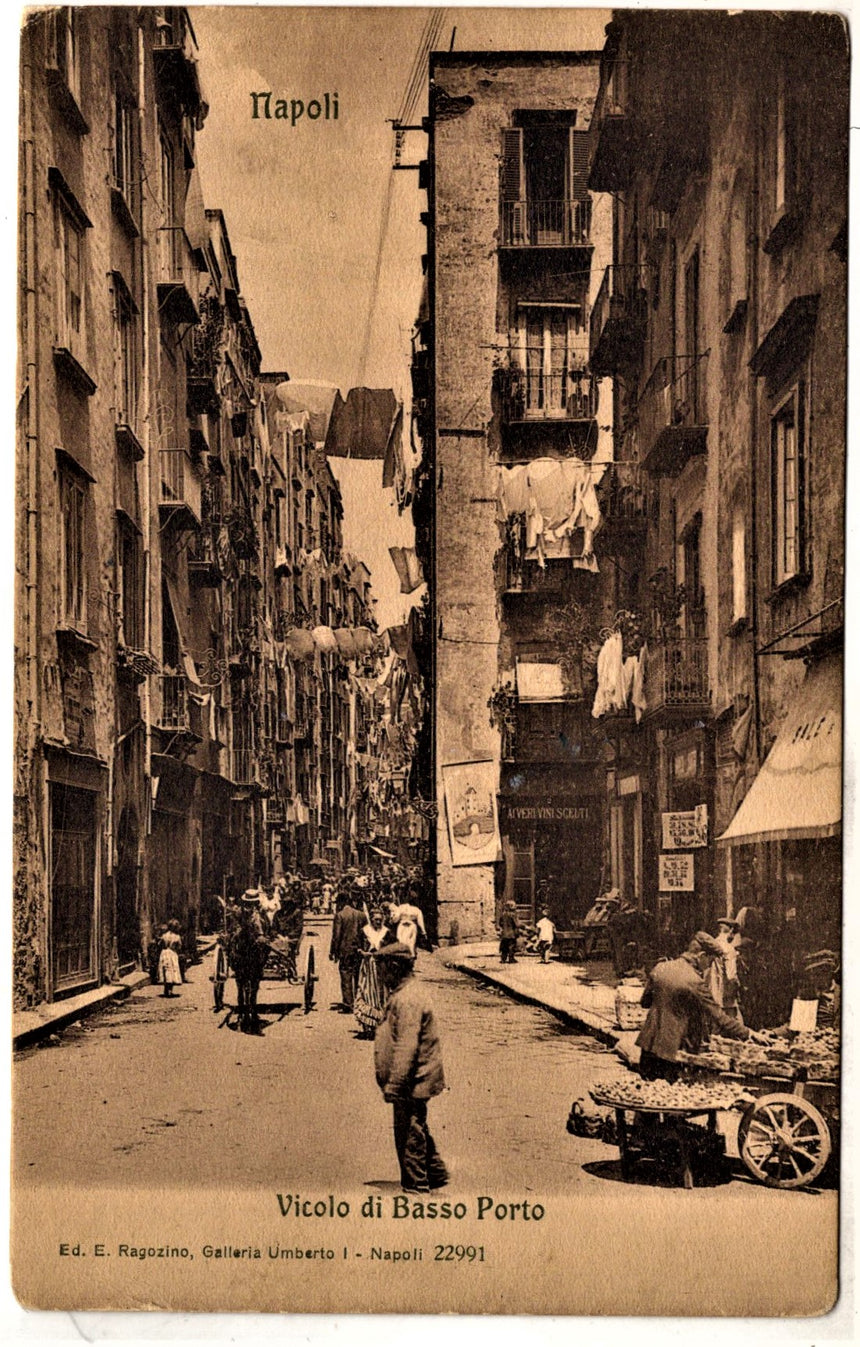 Cartolina antica Napoli vicoli di Basso Porto