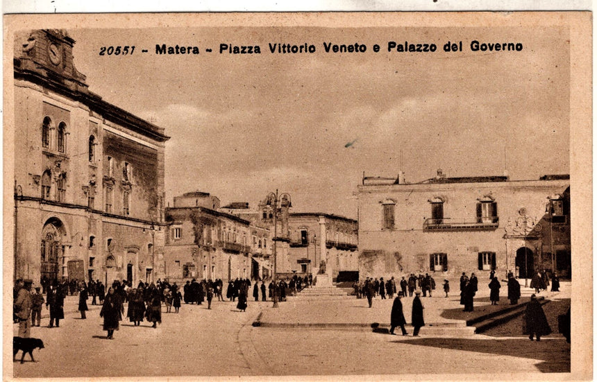 Cartolina antica Matera piazza Vittoria e palazzo del governo