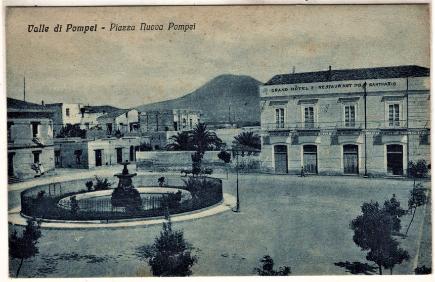 Cartolina antica Napoli Valle di Pompei Piazza con Gran Hotel du Sanctuaire