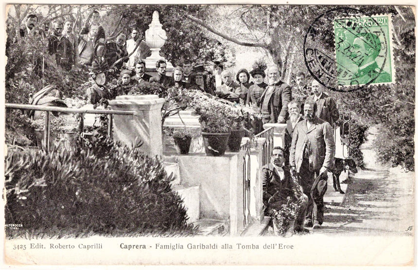 Cartolina antica Caprera La famiglia Garibaldi alla tomba dellEroe