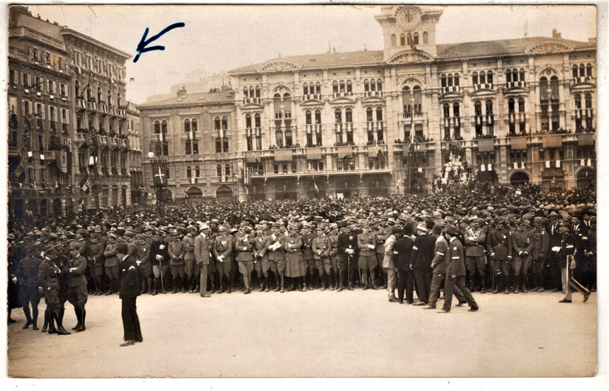 Cartolina antica Trieste parata militare in piazza Unità scritta viagg.in busta