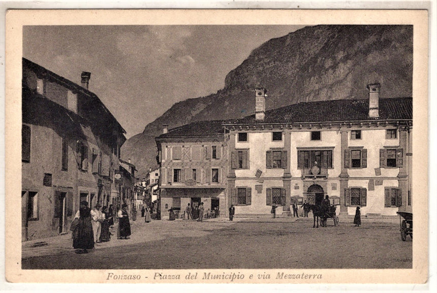 Cartolina antica Fonzaso piazza del municipio e via Mezzaterra