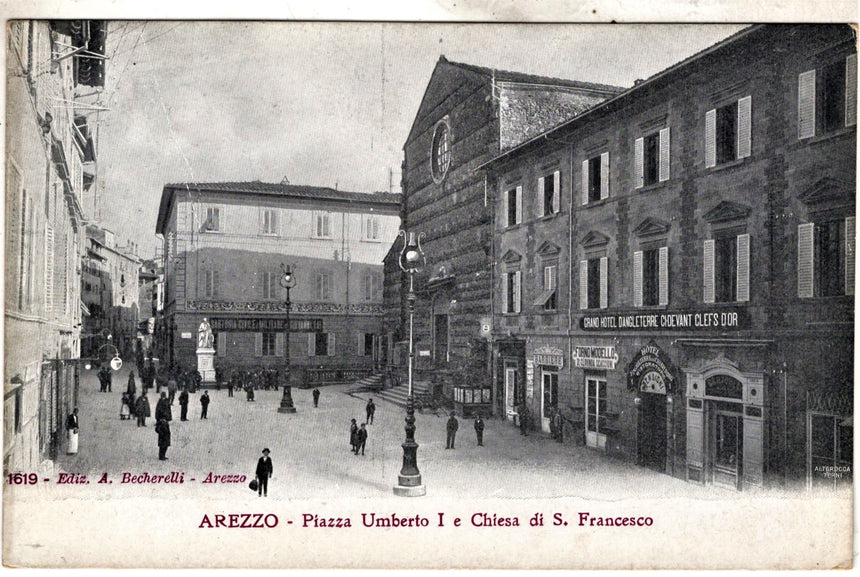 Cartolina antica Arezzo Piazza Umberto I negozzi chiesa e hotel Dangleterre