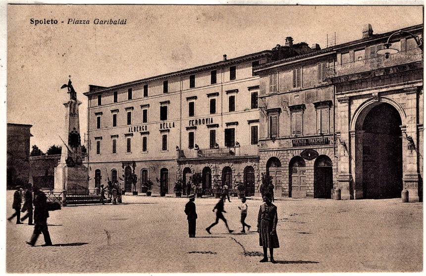 Cartolina antica Spoleto Piazza Garibaldi Albergo della Ferrovia