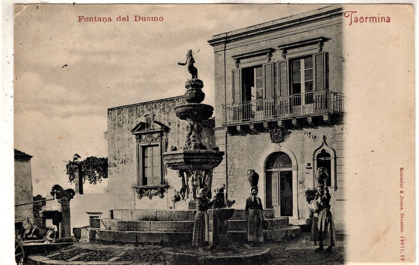 Cartolina antica Taormina donne alla fontana del Duomo