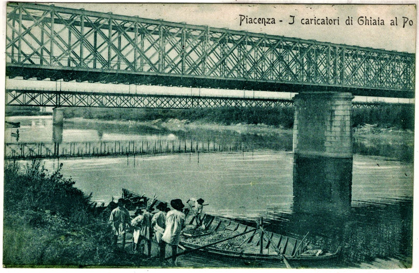 Cartolina antica Piacenza caricatori di ghiaia al Po