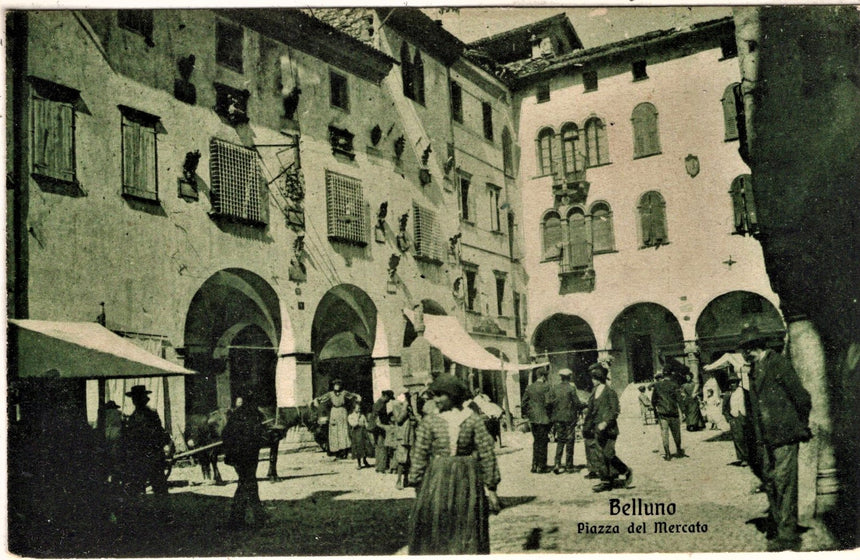 Cartolina antica Belluno piaxxa del mercato