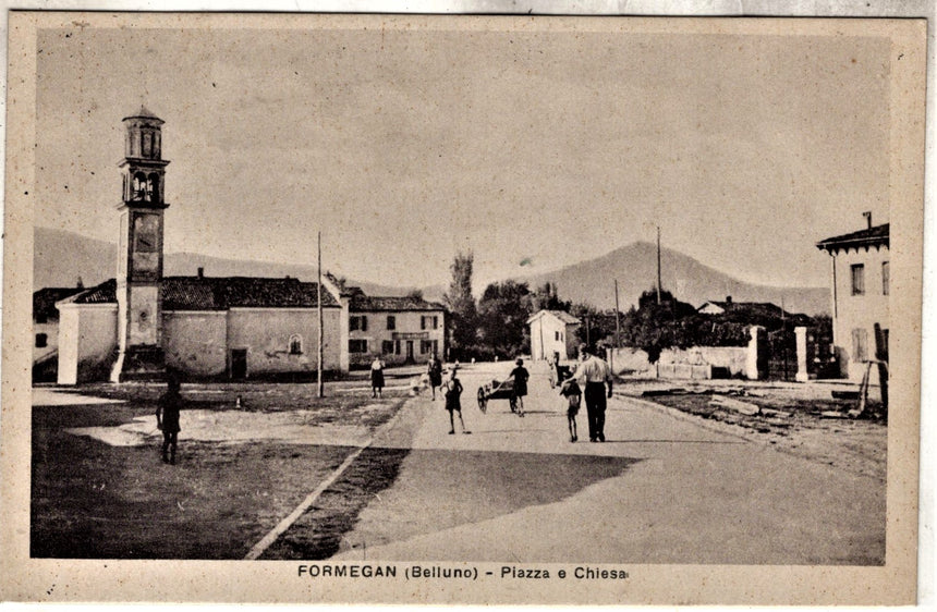 Cartolina antica Formegan piazza della chiesa Belluno