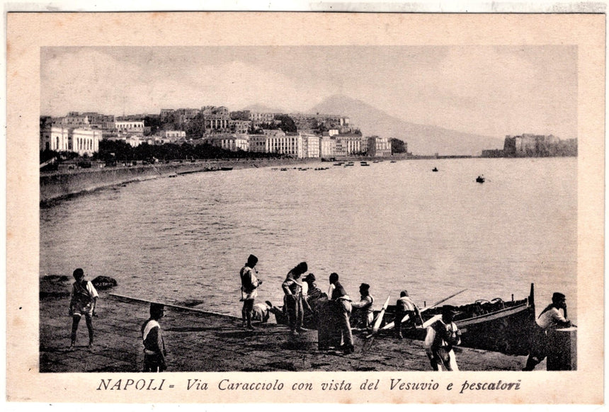 Cartolina antica Napoli pescatori in via Caracciolo con Vesuvio