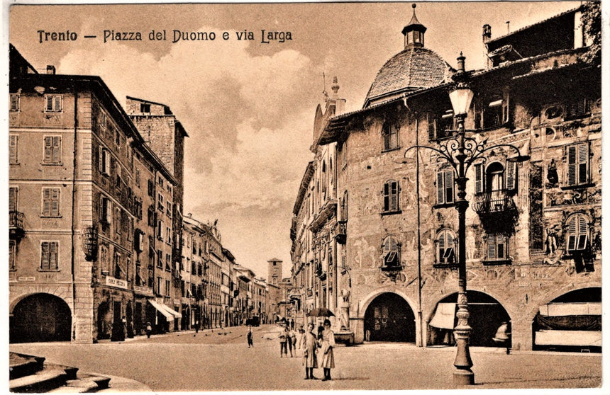 Cartolina antica Trento piazza Duomo e via LargaFontana