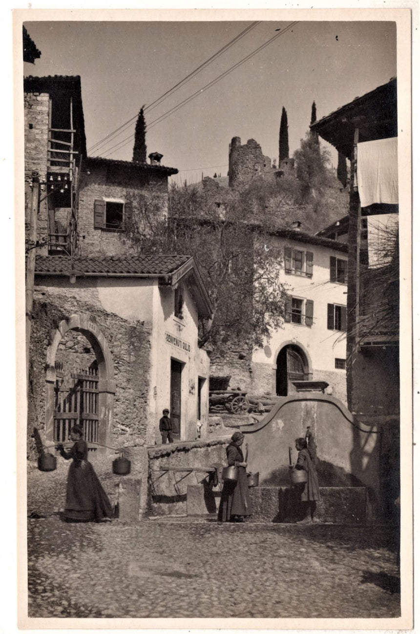 Cartolina antica Arco Trento particolare con negozio G.Benvenuti