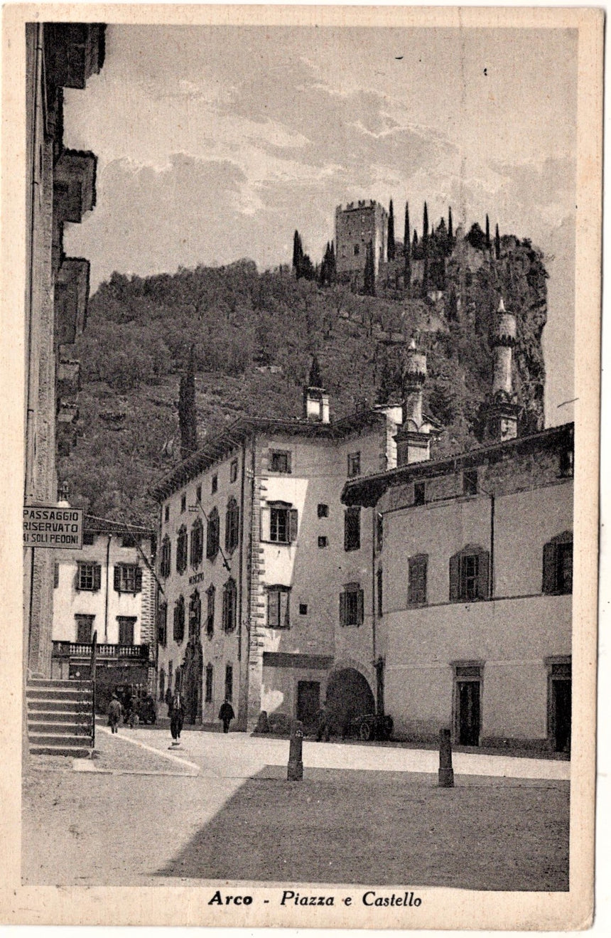 Cartolina antica Arco Trento piazza e castello