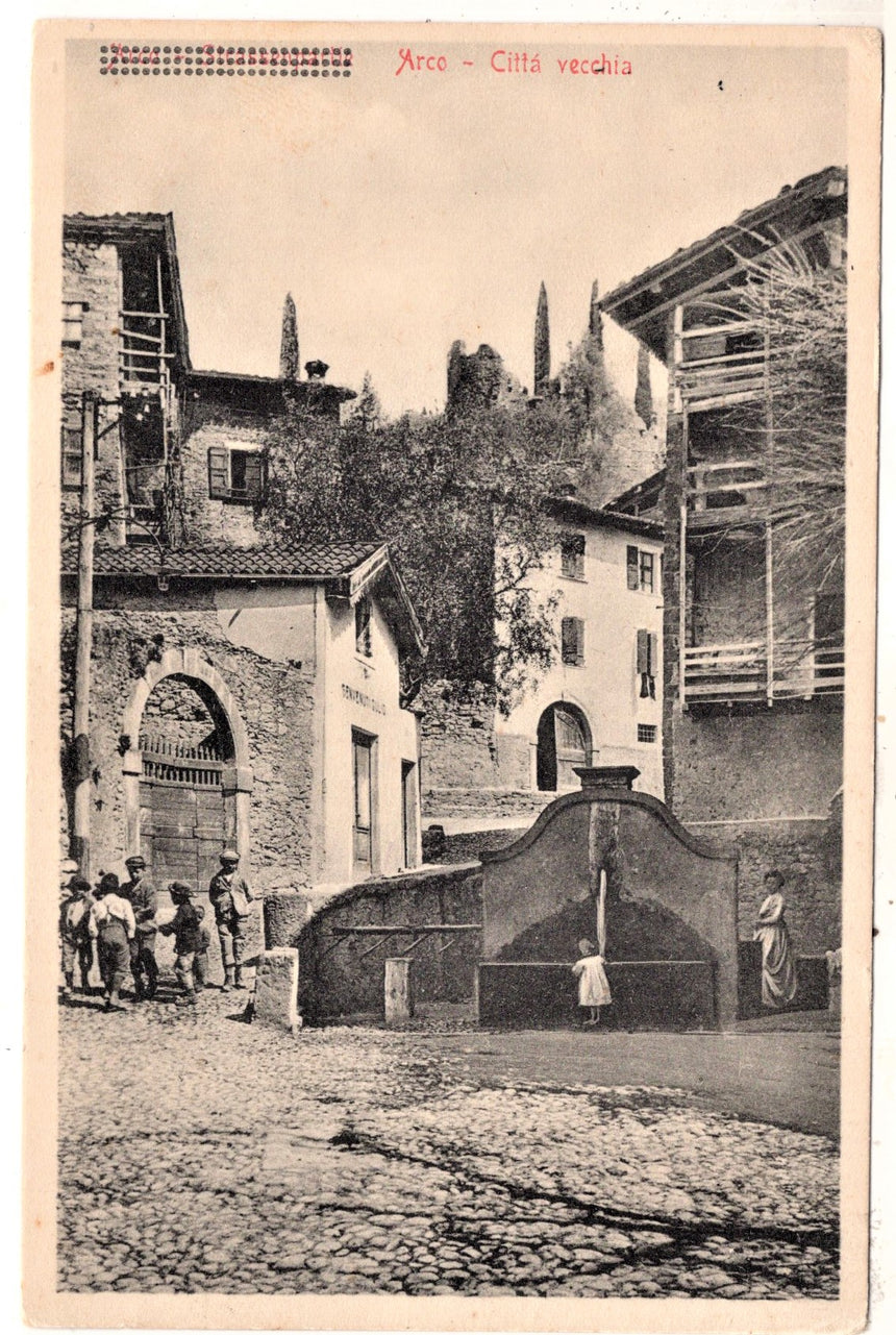 Cartolina antica Arco Trento citta vecchia fontana e neg. Benvenuti
