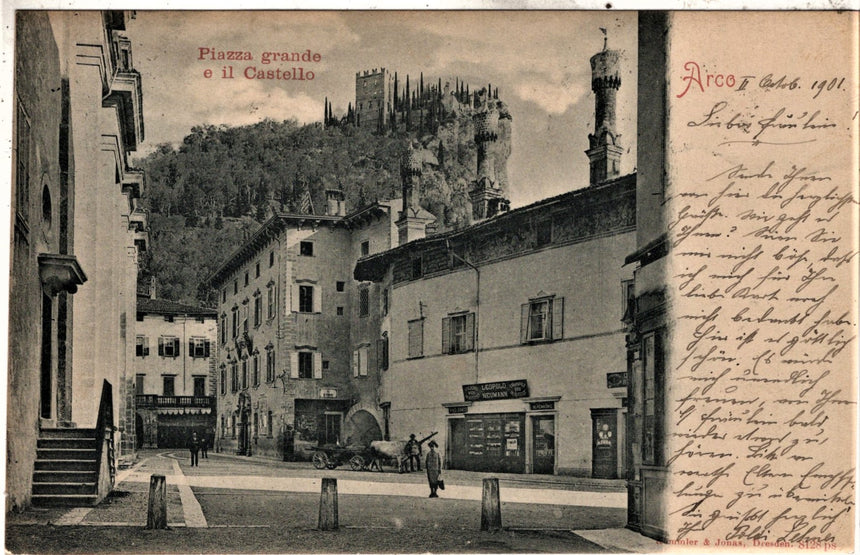Cartolina antica Arco Trento piazza Grande castello e negozio L. Neumann