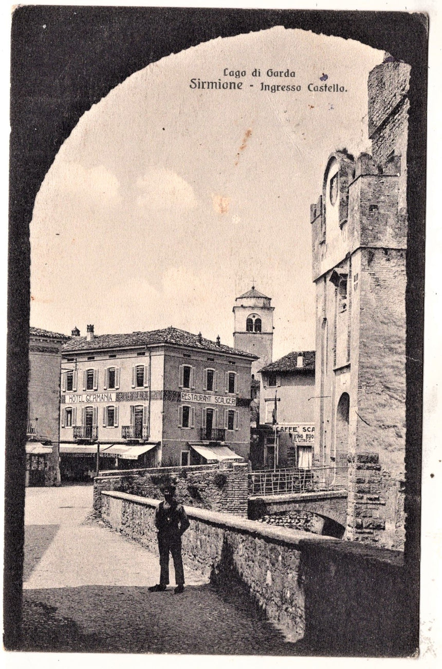 Cartolina antica Sirmione lago di Garda ingresso al castello