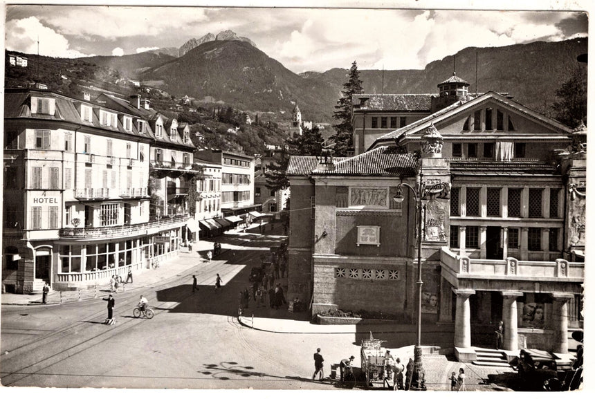 Cartolina antica Merano piazza teatro e corso Libertà