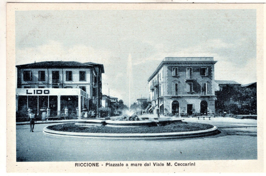 Cartolina antica Riccione piazzale a mare da viale Ceccarini