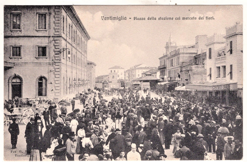 Cartolina antica Ventimiglia piazza stazione con mercato dei fiori