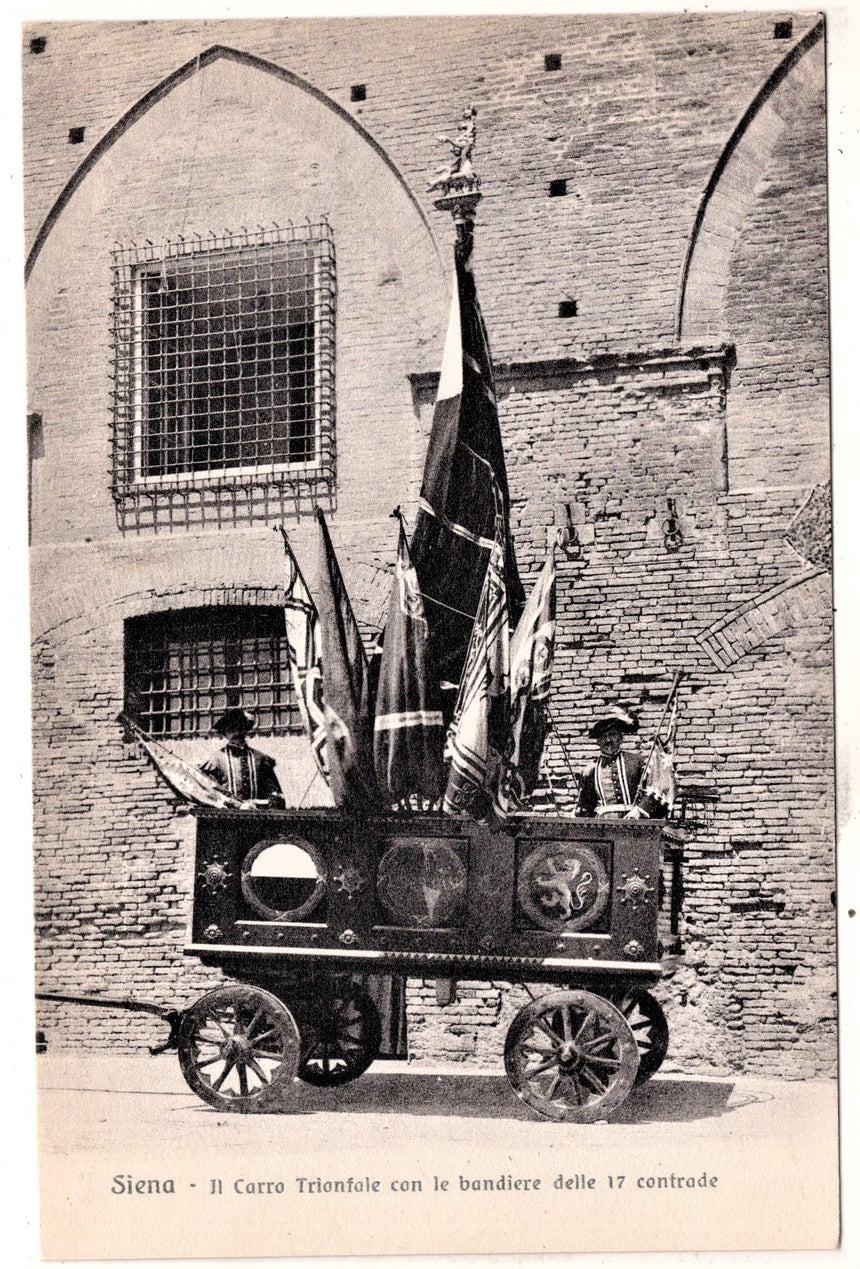 Siena il carro trionfale con le bandiere delle 17 contrade