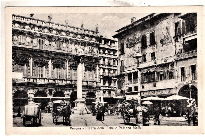 Verona piazza Erbe e palazzo Maffei