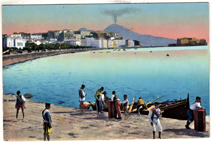 Napoli via Caracciolo con vista del Vesuvio