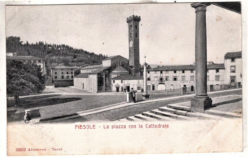 Fiesole la piazza con Cattedrale