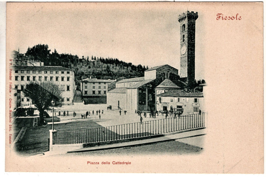 Fiesole la piazza con Cattedrale