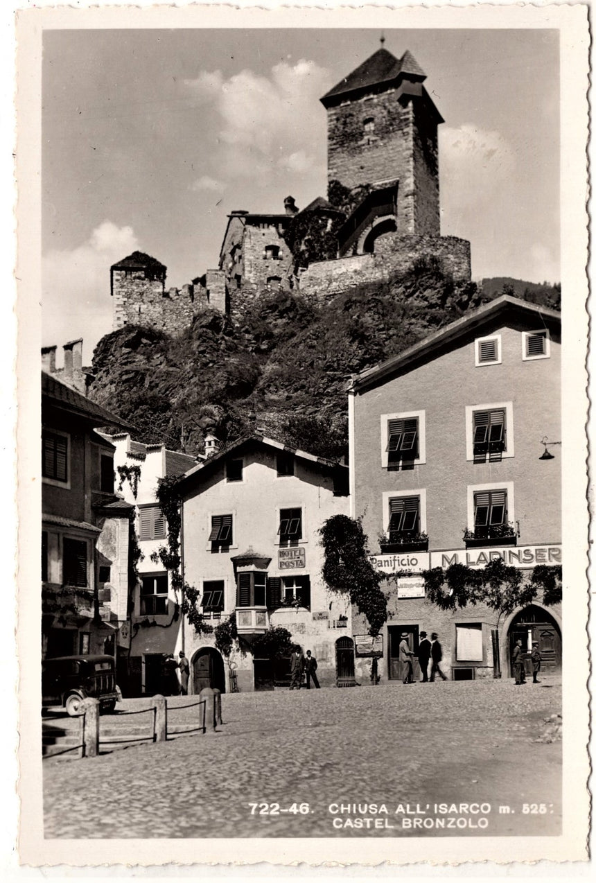 Sudtirol Alto Adige Chiusa all Isarco piazza parrocchia panificio Ladinser