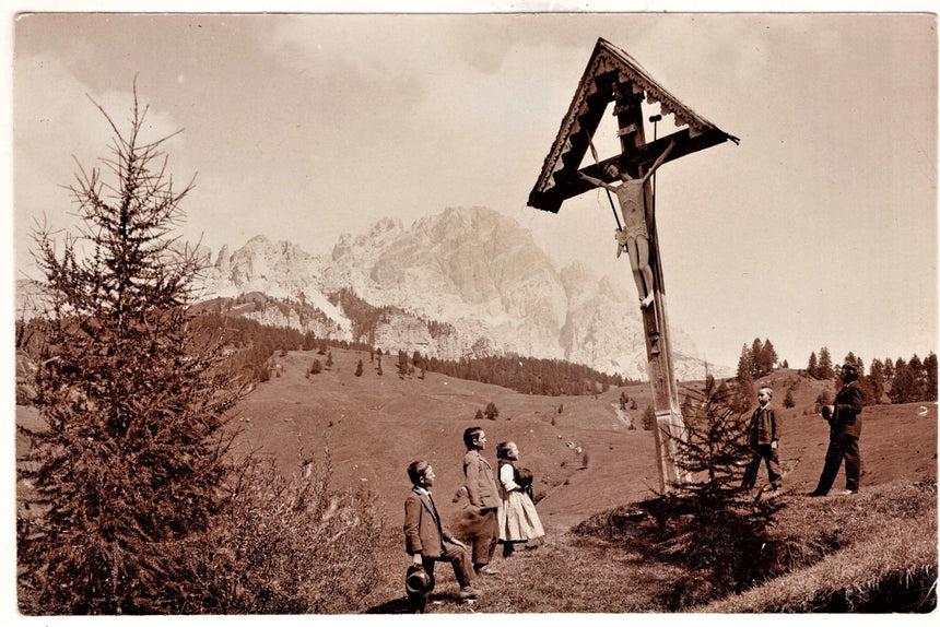 Sudtirol Alto Adige foto Crocefisso con bambini sulle Dolomiti