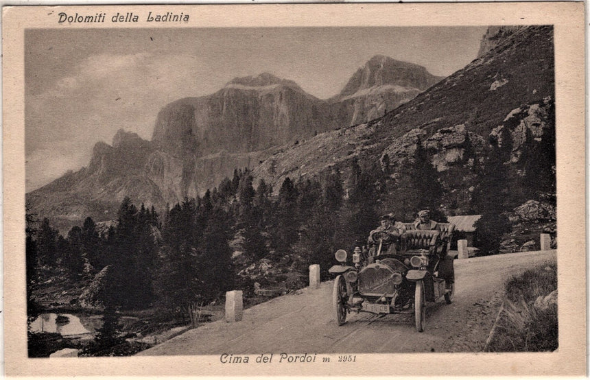 Sudtirol Alto Adige  Dolomiti della Ladinia automobile in cima al Pordoi