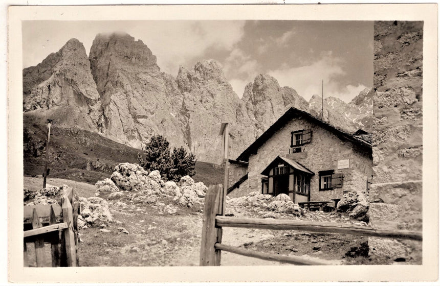 Sudtirol Alto Adige Rifugio Firenze con la Torre Femeda Val Gardena