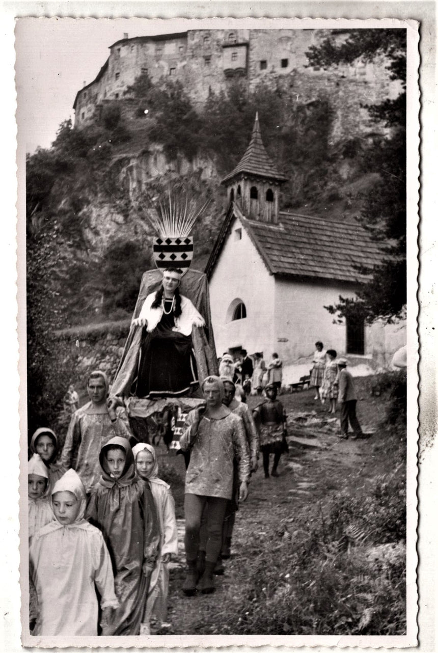 Cartolina Sudtirol Alto Adige Bolzano Bozen Processionne in val di Tures con castello | Collezionissimo