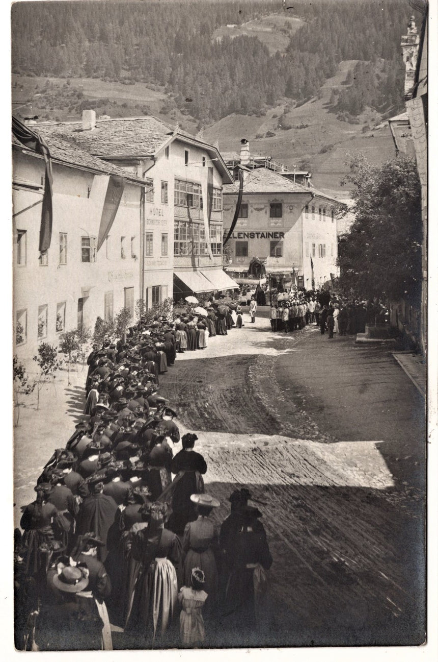 Cartolina Sudtirol Alto Adige Bolzano Bozen Processione Hotel Ellestainerin Franzenfeste ? | Collezionissimo